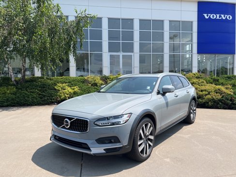 Certified 2025 Volvo V90 B6 Cross Country Plus image 27