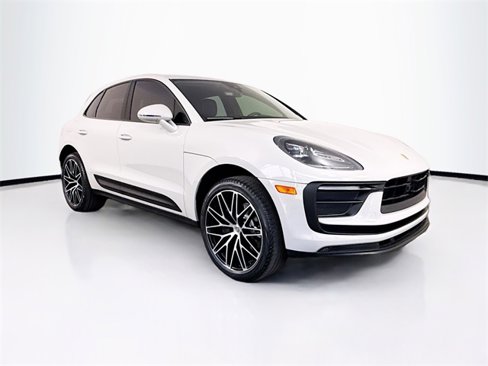 Certified 2024 Porsche Macan image 7