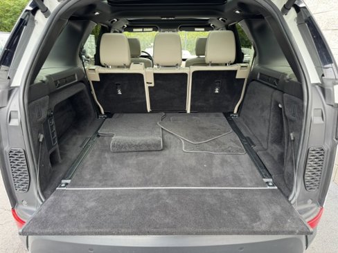 Used 2019 Land Rover Discovery SE image 9