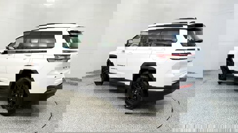 Used 2024 Jeep Grand Cherokee L Laredo image 5