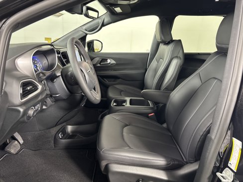 New 2025 Chrysler Voyager LX image 9