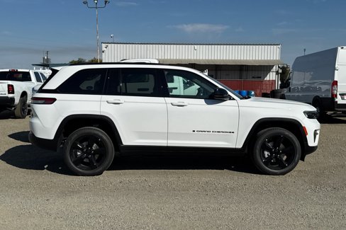 New 2025 Jeep Grand Cherokee L Altitude image 2