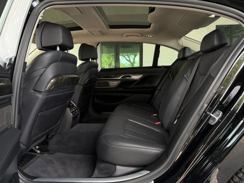 Used 2019 BMW 750i w/ Executive Package image 26