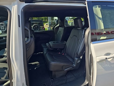New 2026 Chrysler Pacifica Select image 15