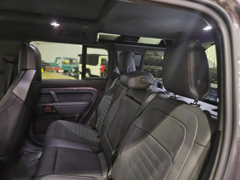 Used 2025 Land Rover Defender 110 image 65