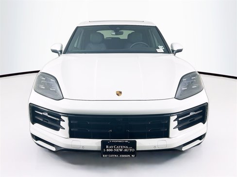 Used 2025 Porsche Cayenne image 6