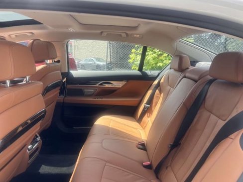Used 2022 BMW 740i xDrive image 12