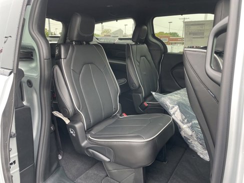 New 2026 Chrysler Pacifica Limited w/ Uconnect Theater Family Group image 35