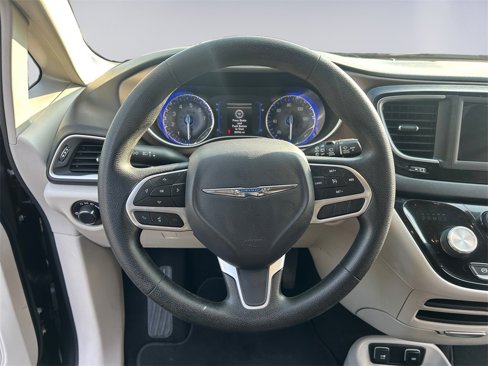 Used 2019 Chrysler Pacifica Touring image 13