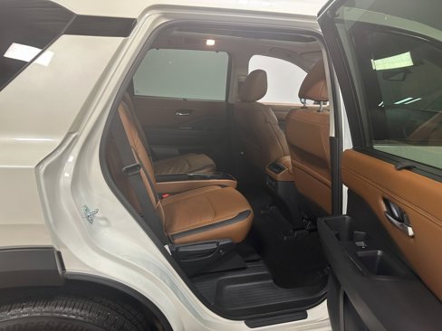 Used 2024 Nissan Pathfinder Platinum image 82