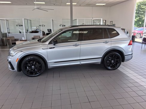 Used 2022 Volkswagen Tiguan SE R-Line image 2