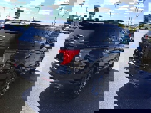 Certified 2022 Ford Explorer XLT w/ Equipment Group 202A image 4