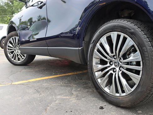 Used 2024 Toyota Venza XLE image 13