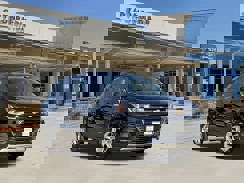 Used 2022 Chevrolet Trax LT w/ LT Convenience Package image 2