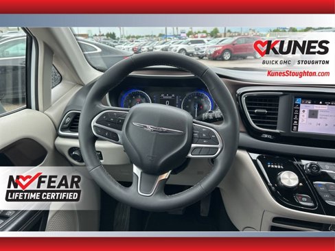 Used 2023 Chrysler Voyager LX image 40