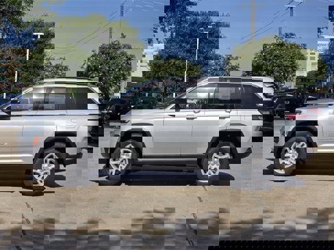 New 2025 Jeep Grand Cherokee Laredo w/ Luxury Tech Group I image 4