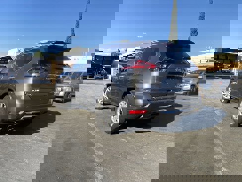Used 2018 Nissan Rogue SV image 5