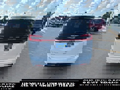 New 2025 Chrysler Pacifica Select image 6