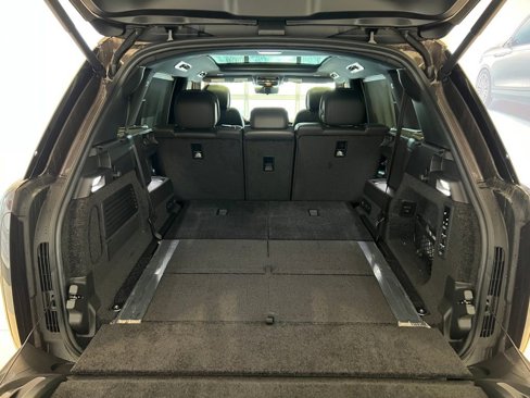 New 2025 Land Rover Range Rover Long Wheelbase SE image 18