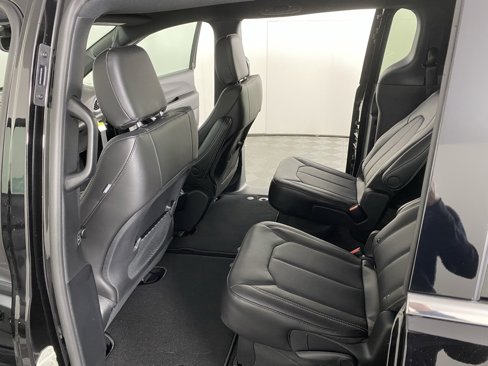 New 2025 Chrysler Voyager LX image 9