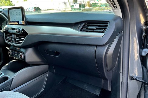 Used 2022 Ford Escape SE w/ SE Sport Appearance Package image 16