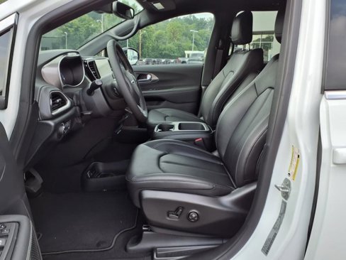New 2026 Chrysler Pacifica Select image 10