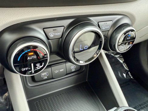 Used 2024 Hyundai Venue SEL image 30