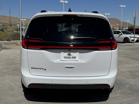 New 2026 Chrysler Pacifica Select w/ S Appearance Package image 3