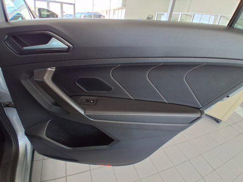 Used 2022 Volkswagen Tiguan SE R-Line image 24