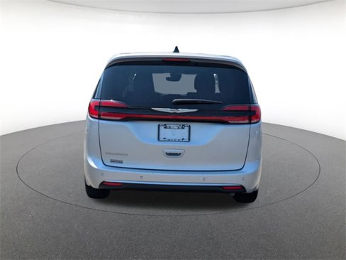 Used 2024 Chrysler Pacifica Touring-L image 4