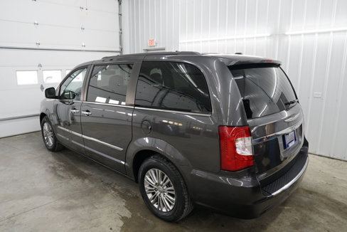 Used 2015 Chrysler Town & Country Touring-L w/ Driver Convenience Group image 9