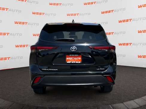 Used 2024 Toyota Highlander LE image 4