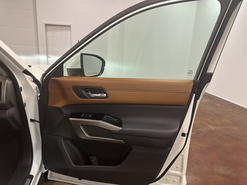 Used 2024 Nissan Pathfinder Platinum image 88
