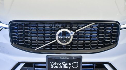 Certified 2025 Volvo XC60 T8 Plus w/ Protection Package Premier image 8