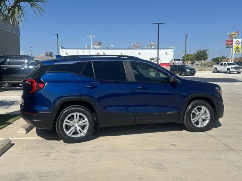 Used 2023 GMC Terrain SLE w/ Driver Convenience Package image 7