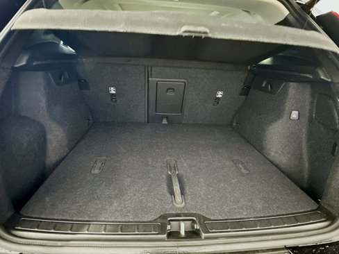 Used 2025 Volvo XC40 B5 Plus image 31