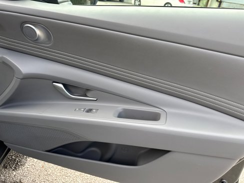 Used 2025 Hyundai Elantra Sport image 14