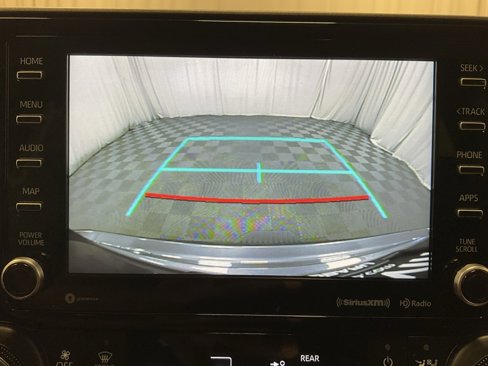 Used 2021 Toyota Highlander XLE image 19