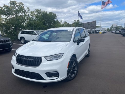 New 2026 Chrysler Pacifica Select image 1