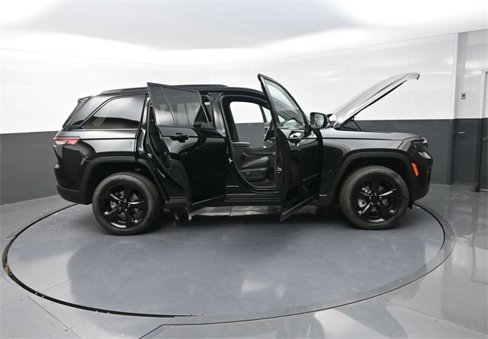 New 2025 Jeep Grand Cherokee Limited w/ Black Appearance Package image 32