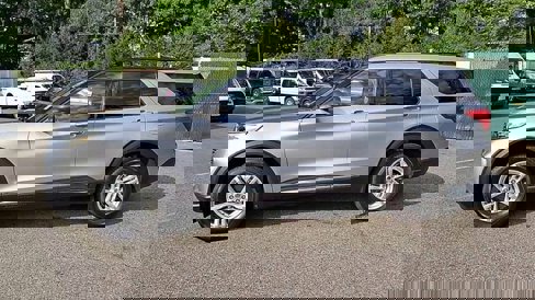 Certified 2022 Ford Explorer XLT w/ Equipment Group 202A image 4