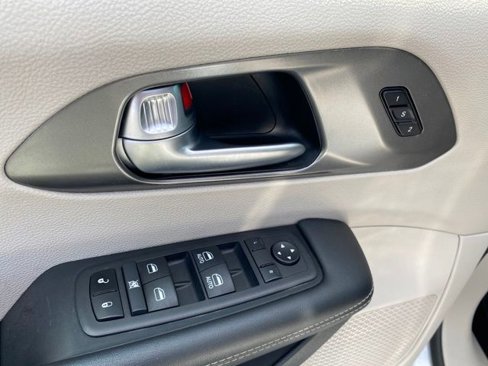 Used 2024 Chrysler Pacifica Touring-L image 17
