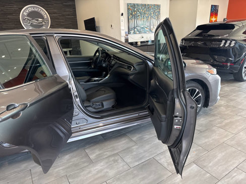 Used 2018 Toyota Camry SE image 18