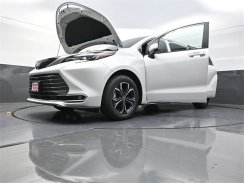 New 2025 Toyota Sienna Platinum image 35