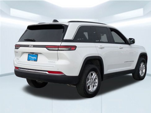 Used 2024 Jeep Grand Cherokee Laredo image 6