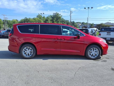 New 2026 Chrysler Pacifica Select image 3
