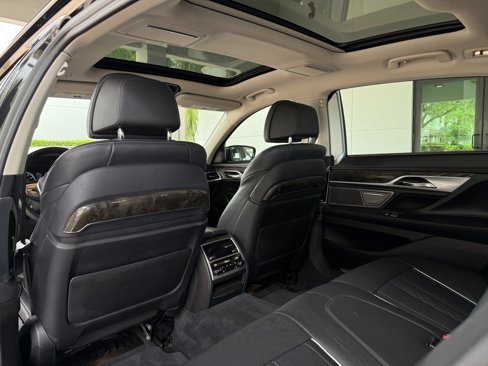 Used 2019 BMW 750i w/ Executive Package image 27