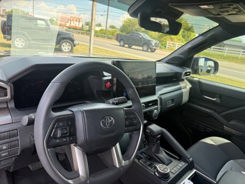 Used 2024 Toyota Tacoma TRD Off-Road image 10