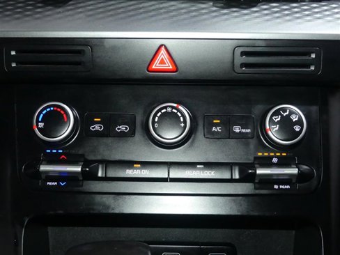 Used 2022 Kia Carnival LX image 37