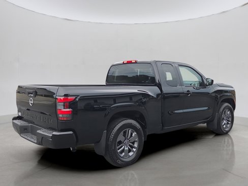 Used 2025 Nissan Frontier SV image 3